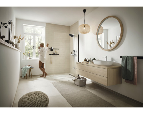 Ljust badrum med dusch, tvättställ, spegel och tillbehör för en modern atmosfär