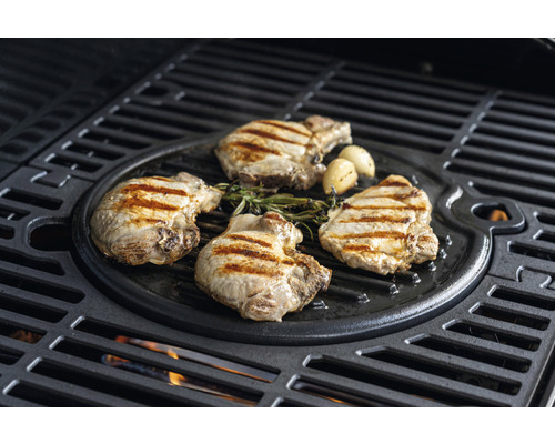 Fläskkotletter och vitlök tillagade på en grill