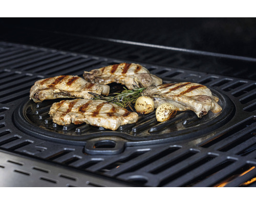 Köttbitar och vitlök på grillplatta