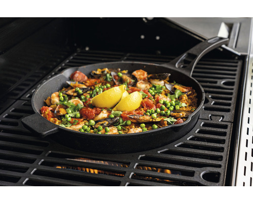 Paella i en stekpanna tillagad på en grill