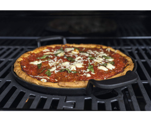 Pizza på grillplatta med tomater, ost och basilika