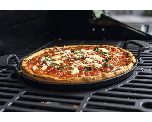 Pizza på grillplatta med handtag på en grill