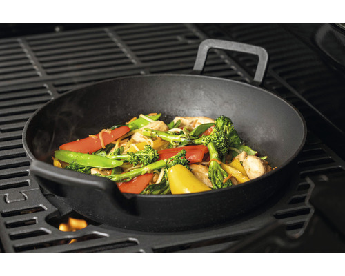 Wok på grill med grönsaker och nudlar