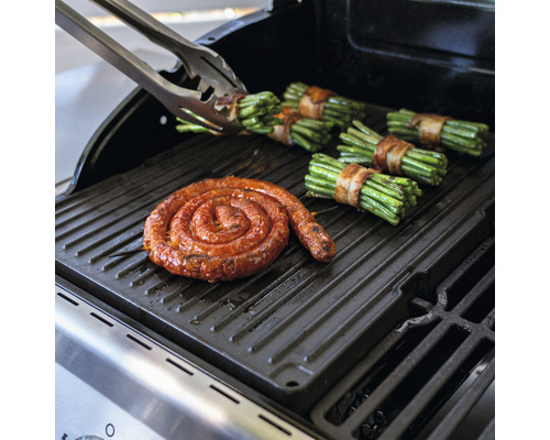 Grill med grillkorv och baconbönor