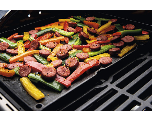 Korv och paprika på en grillplatta