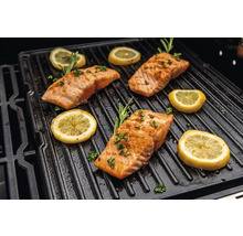 Grillad lax med citronskivor och rosmarin på ett grillgaller