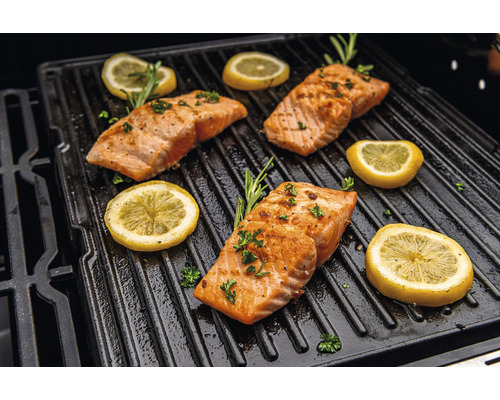 Grillad lax med citronskivor och rosmarin på ett grillgaller