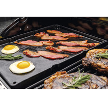 Bacon, stekta ägg och biffar på en grillplatta