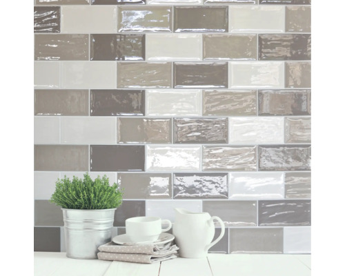 Väggdekoration med rektangulära plattor i olika gråtoner