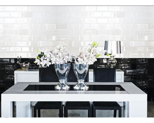 Matsal med matbord, stolar, silvervaser och kakelvägg