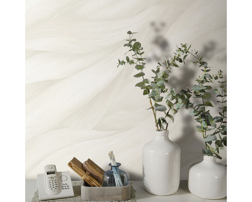 Ljus tapet med vågmönster, kombinerat med dekorativa föremål