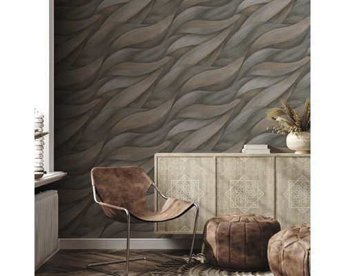 Vardagsrum med brun designtapet, byrå och läderfåtölj