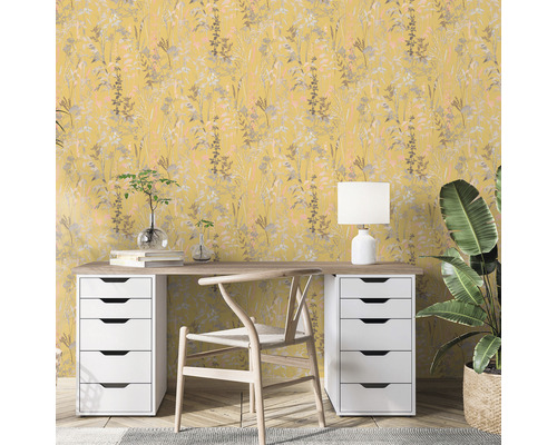 Miljöbild med en arbetsyta och en gul blommig tapet