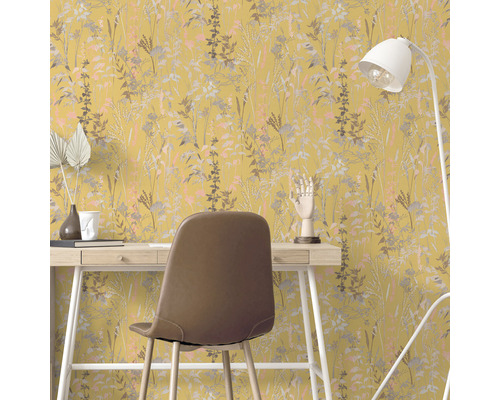 Scen med skrivbord, stol och blommig tapet i arbetsrummet