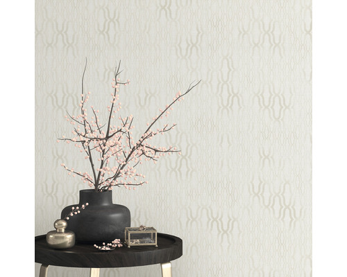 Dekorativt rum med mönstrad tapet, bord och blomvas.