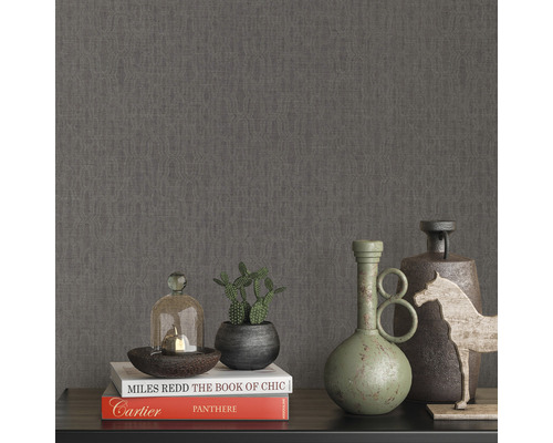 Grå mönstrad tapet med dekorativa föremål på en hylla