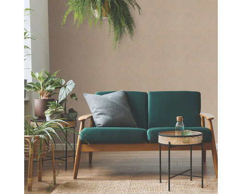 Vardagsrum med grön soffa, växter och dekoration