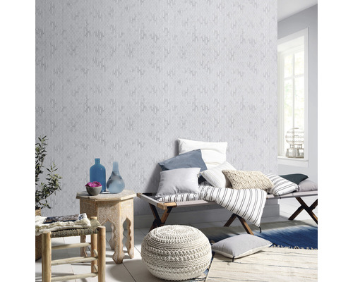 Ljust rum med mönstrad tapet, sittplatser och dekorativa element