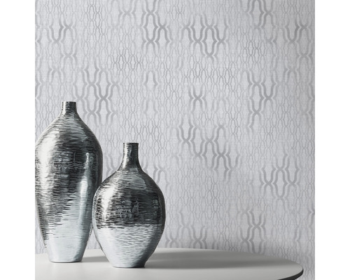 Dekorativ tapet med silverfärgat mönster och två vaser