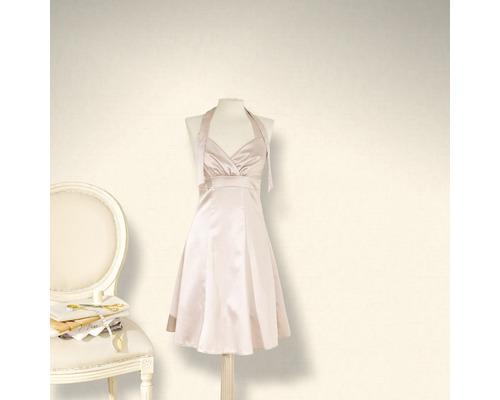 Klänning med halterneck på en skyltdocka bredvid en stol