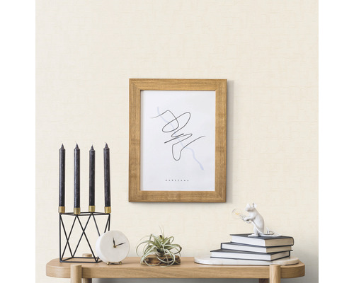 Dekoration med ljus, bild, klocka, växt och böcker på ett bord