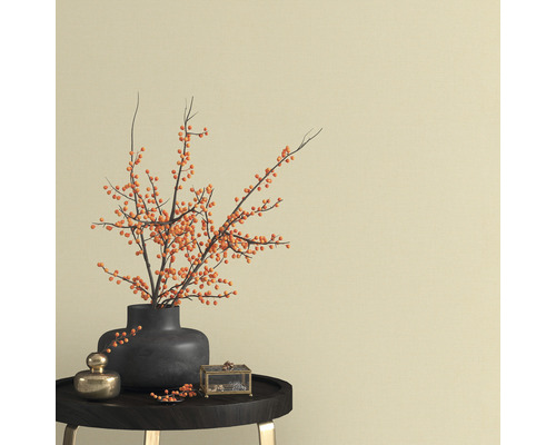 Dekorativt arrangemang med vas, grenar och smyckeskrin på ett bord.