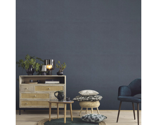 Vardagsrum med byrå, bord, stol och dekoration