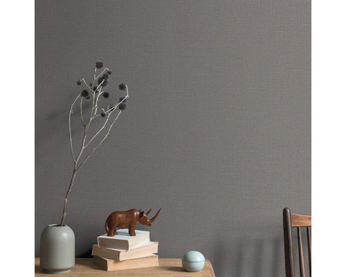 Närbild av en grå textil tapet med dekoration