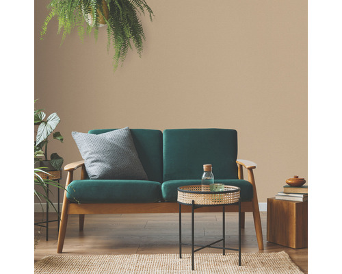 Vardagsrum med grön soffa, sidobord och krukväxter för en hemtrevlig atmosfär