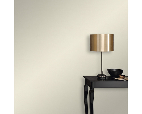 Väggdesign med bord och lampa.