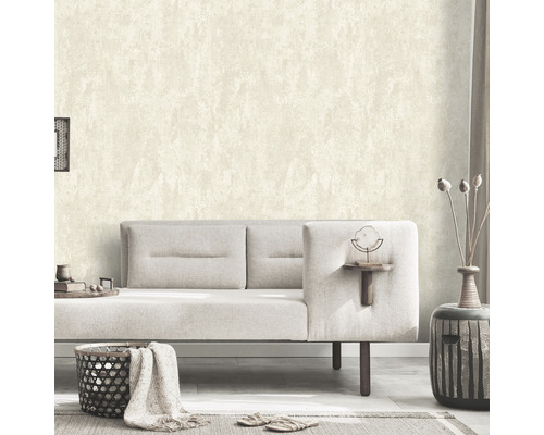 Vardagsrum med mönstrad tapet, soffa och dekorativa element för en mysig atmosfär.