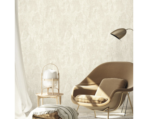 Ljust vardagsrum med fåtölj, golvlampa och mönstrad tapet