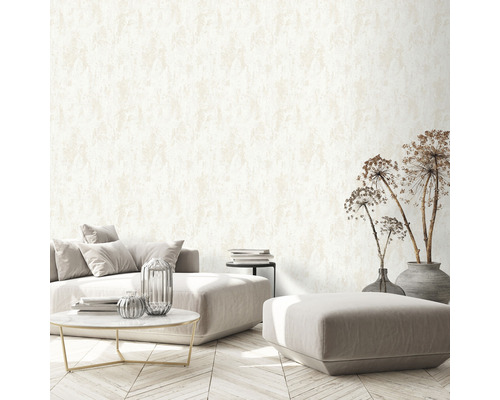 Vardagsrum med en väggtapet med putsstruktur, soffa, bord och dekoration