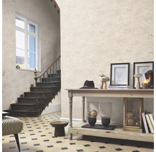 Exempel på en hall med trappa, bord och dekorativa föremål, tapet med mönster