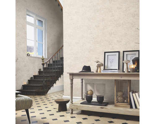 Exempel på en hall med trappa, bord och dekorativa föremål, tapet med mönster