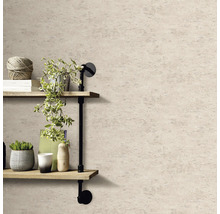 Tapet med stenmönster och hylla med dekoration