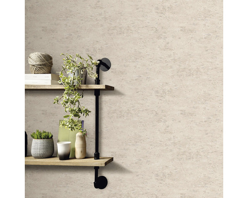 Tapet med stenmönster och hylla med dekoration