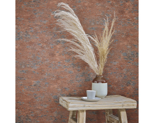 Rustik väggdesign med tapet, vas och dekoration på träpall