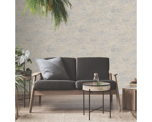 Vardagsrum med soffa och väggtapet i stenimitation