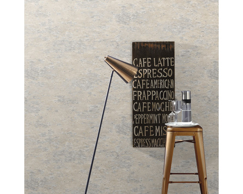 Vardagsrum med mönstrad tapet, golvlampa och dekoration