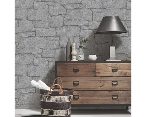 Vardagsrum med stentapet och träbyrå