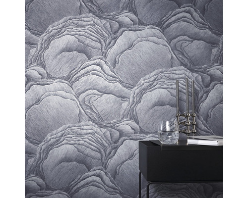 Närbild av tapet med klippformationer och ett nattduksbord