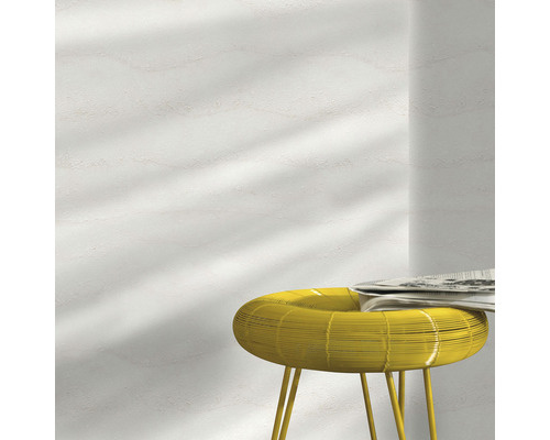 Gult sidobord med tidning framför en vägg