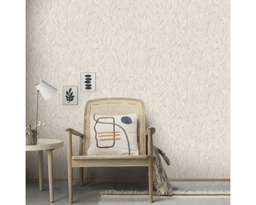 Beige strukturtapet i ett vardagsrum med stol och bord