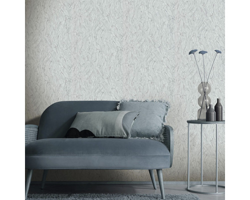 Dekorativt vardagsrum med soffa, bord och mönstrad tapet