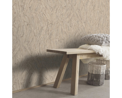 Scen med mönstrad tapet, bänk, kudde och korgar