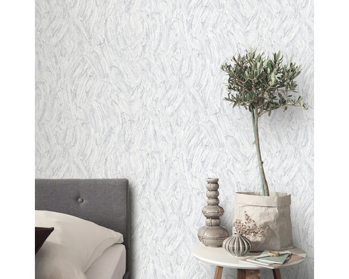 Miljöbild med strukturtapet, säng och dekoration