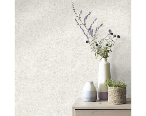 Dekorativ tapet med blomstilleben på en byrå