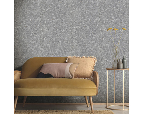 Miljöbild med mönstrad tapet, soffa och sidobord för inredningsdesign