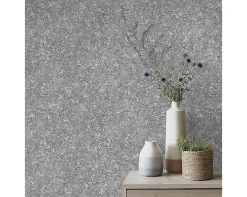 Grå fleece tapet med abstrakt struktur och växter i vaser på byrå